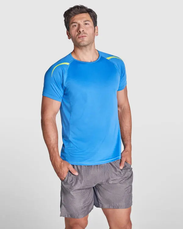 Camiseta técnica en tejido punto liso, de manga corta ranglán, con costuras en contraste en bocamangas, bajo, cuello y laterales Vetonek