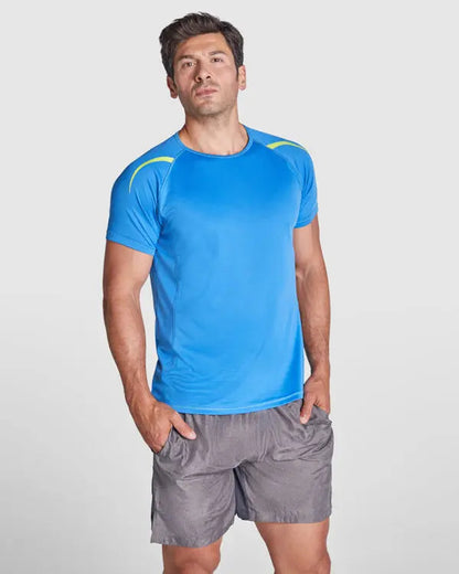 Camiseta técnica en tejido punto liso, de manga corta ranglán, con costuras en contraste en bocamangas, bajo, cuello y laterales Vetonek