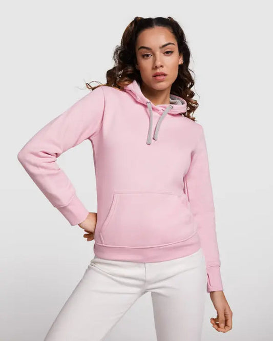Sudadera entallada de corte femenino con capucha bicolor de doble tejido, con cordón contrastado ajustable, cubrecosturas en el cuello y bolsillo