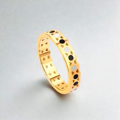 Anillo Calado con Círculos Esmaltados Blanco y Negro - Acero Inoxidable Bañado en Oro