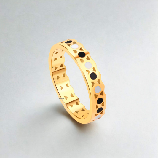 Anillo Calado con Círculos Esmaltados Blanco y Negro - Acero Inoxidable Bañado en Oro