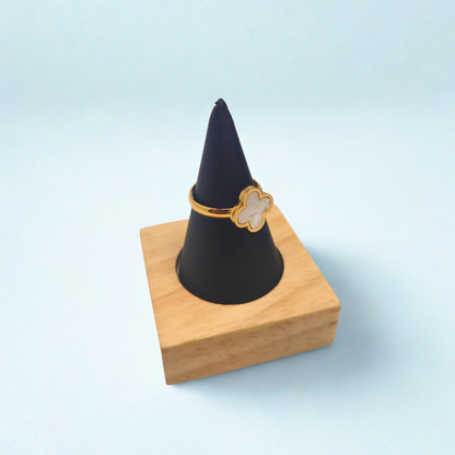 Anillo de Trébol Blanco Nácar 100% Acero Bañado en Oro 18K