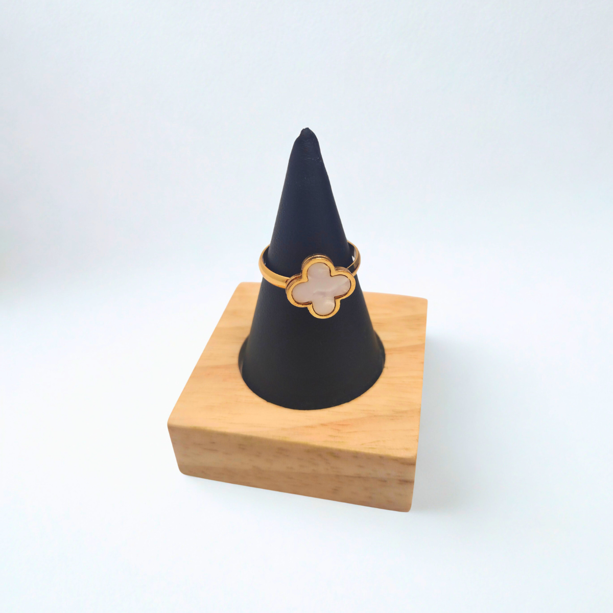 Anillo de Trébol Blanco Nácar 100% Acero Bañado en Oro 18K