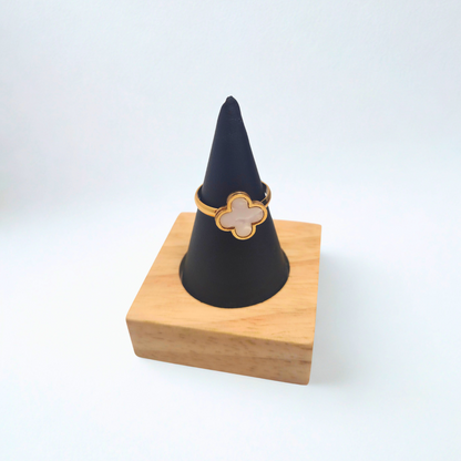 Anillo de Trébol Blanco Nácar 100% Acero Bañado en Oro 18K