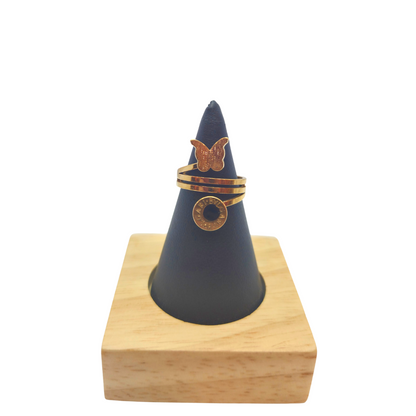 Anillo de Diseño Triple con Mariposa y Círculo Grabado - 100% Acero Bañado en Oro de 18K