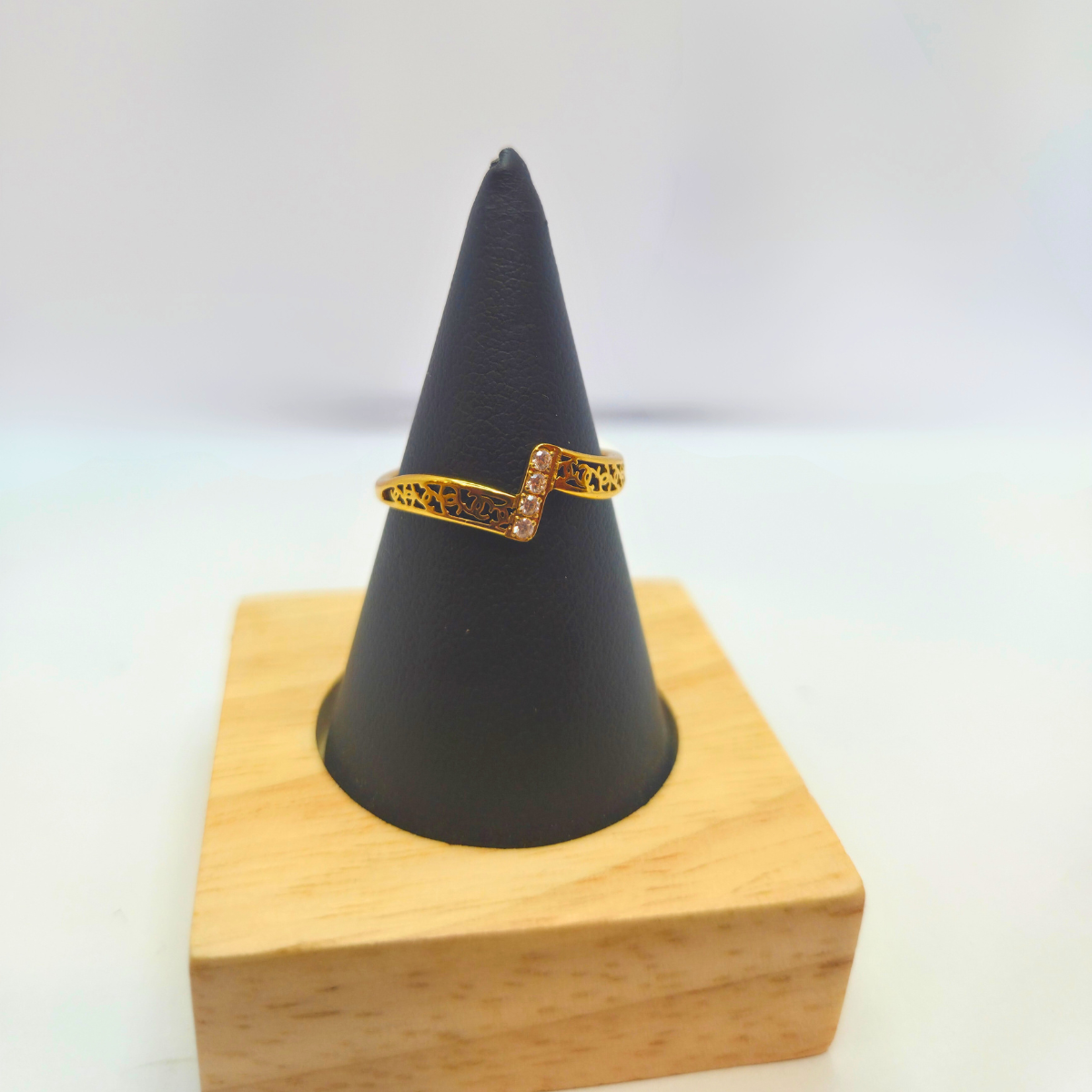 Anillo Entrelazado con Detalles Calados y Brillantes - 100% Acero Bañado en Oro de 18K