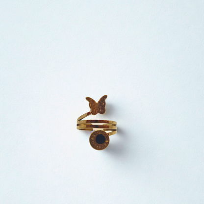 Anillo de Diseño Triple con Mariposa y Círculo Grabado - 100% Acero Bañado en Oro de 18K