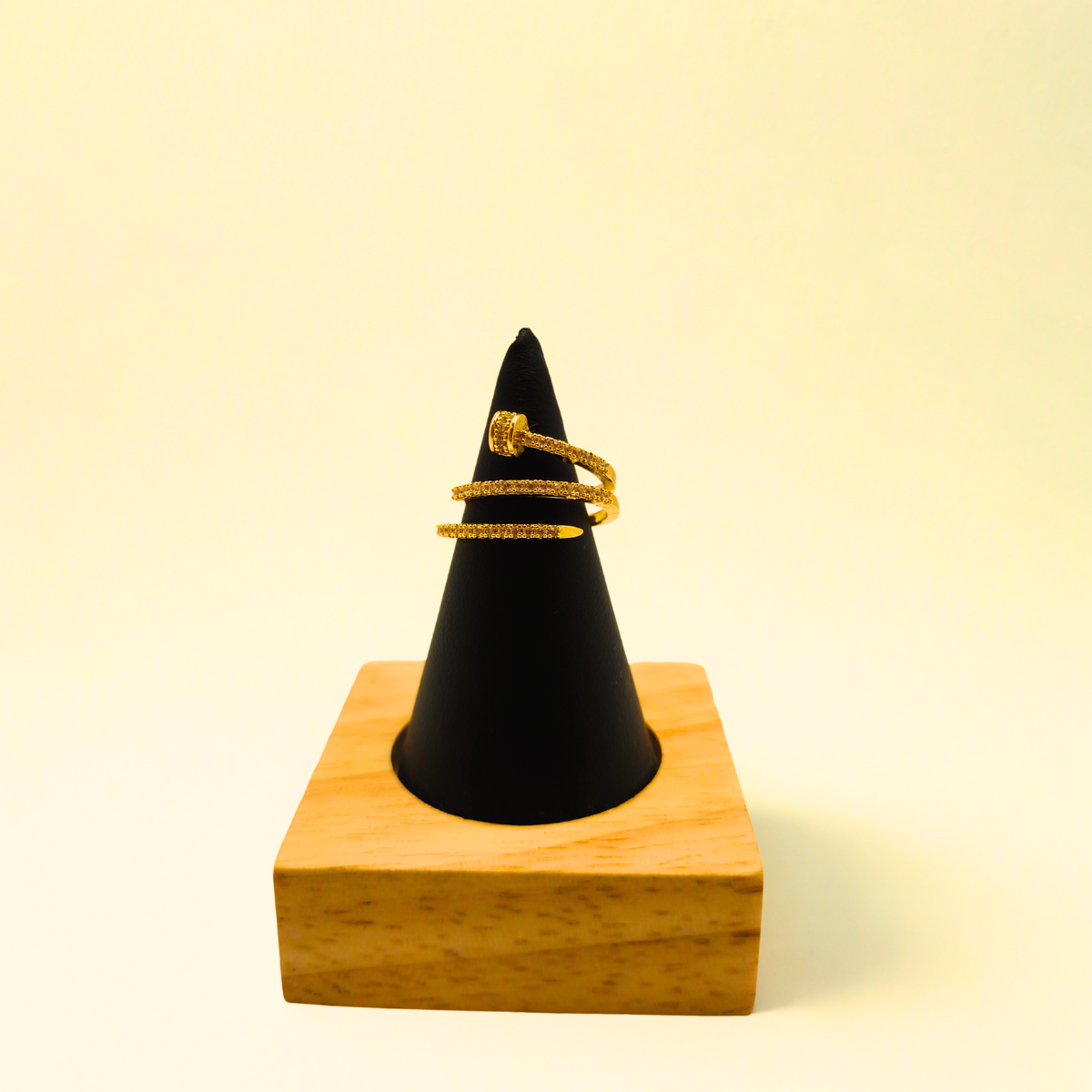 Anillo Ajustable "Clavo Rebeldía" con Circonitas – Acero Bañado en Oro de 18K