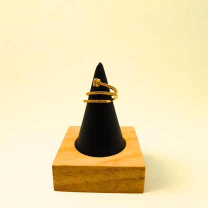 Anillo Ajustable "Clavo Rebeldía" con Circonitas – Acero Bañado en Oro de 18K