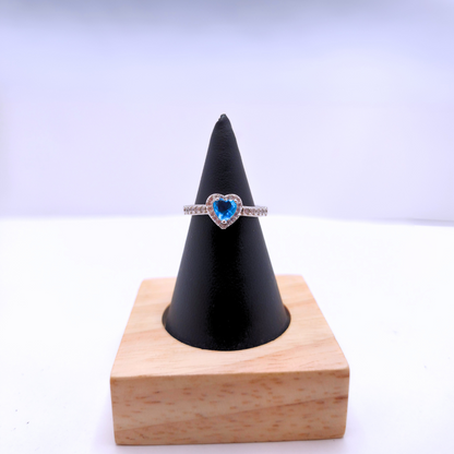 Anillo Ajustable "Corazón Celeste" con Circonita Azul – Acero Bañado en Oro Blanco 18K