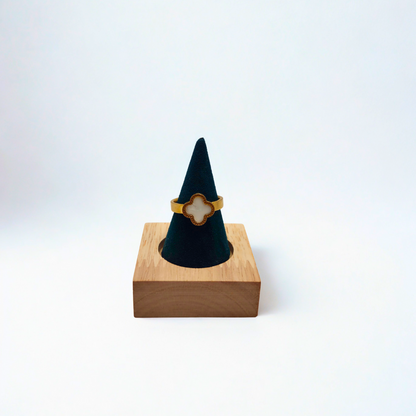 Anillo de Trébol Blanco Nácar 100% Acero Bañado en Oro 18K