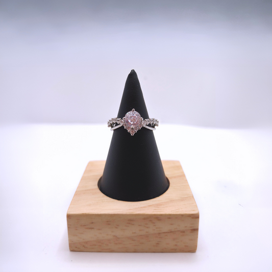 Anillo "Promesa Brillante" con Circonita Ovalada – Acero Inoxidable con Baño de Oro Blanco de 18K