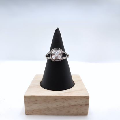 Anillo Ajustable "Versalles" con Circonita Cuadrada y Halo – Acero con Baño de Oro Blanco 18K