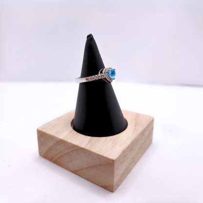 Anillo Ajustable "Corazón Celeste" con Circonita Azul – Acero Bañado en Oro Blanco 18K