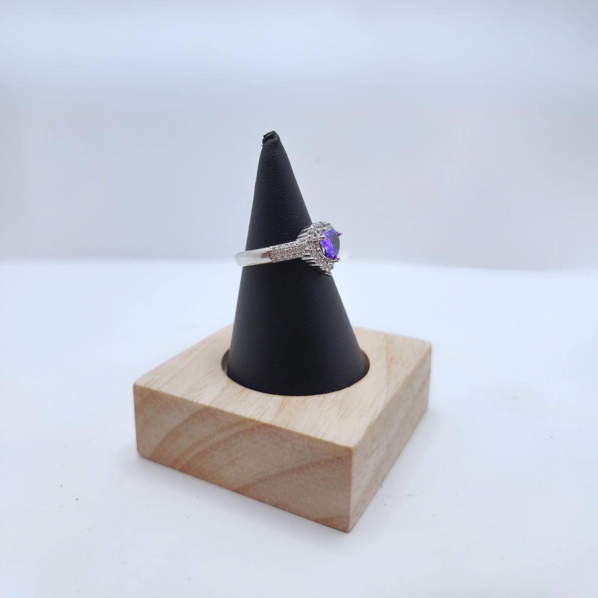 Anillo de Corazón Púrpura con Circonitas 100% Acero Inoxidable Color Plata