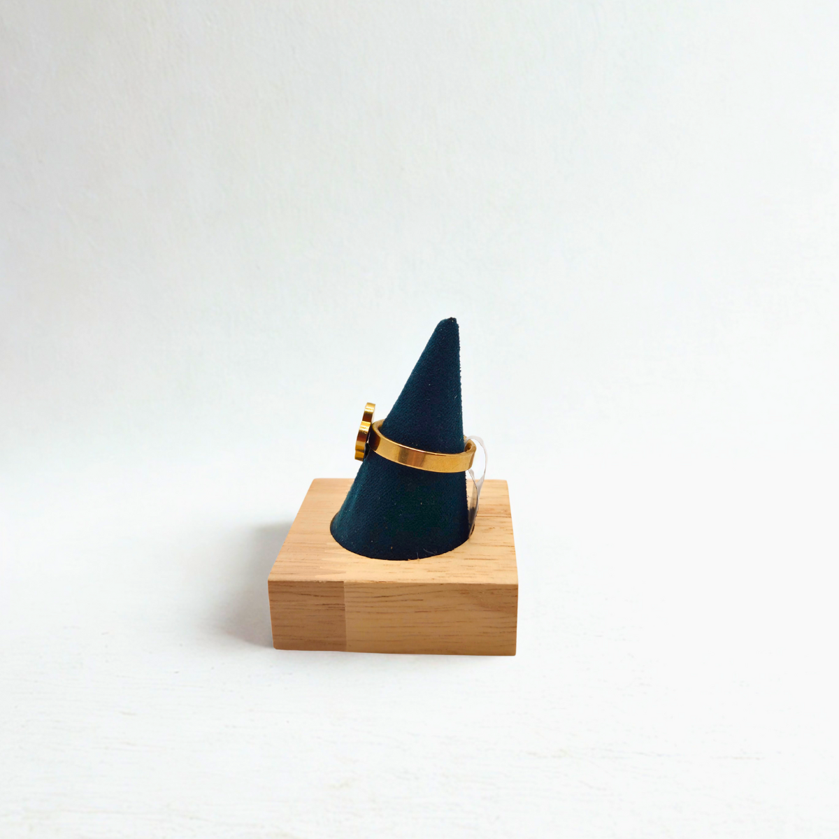 Anillo de Trébol Blanco Nácar 100% Acero Bañado en Oro 18K