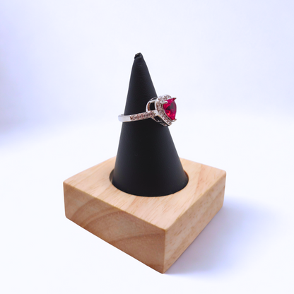 Anillo Ajustable "Reina de Corazones" con Circonita Roja y Halo – Acero Bañado en Oro Blanco 18K