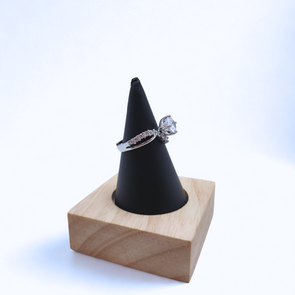 Anillo "Promesa Brillante" con Circonita Ovalada – Acero Inoxidable con Baño de Oro Blanco de 18K