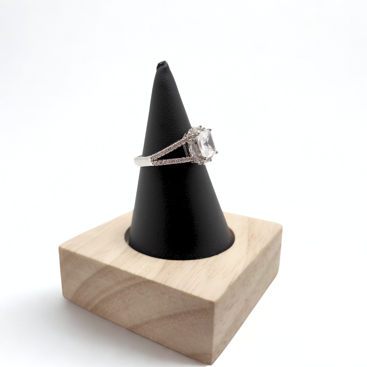 Anillo Ajustable "Versalles" con Circonita Cuadrada y Halo – Acero con Baño de Oro Blanco 18K