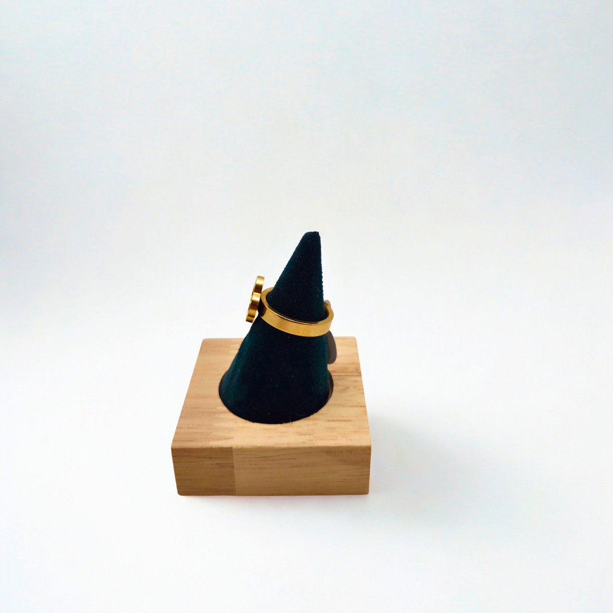 Anillo de Trébol Negro 100% Acero Bañado en Oro 18K