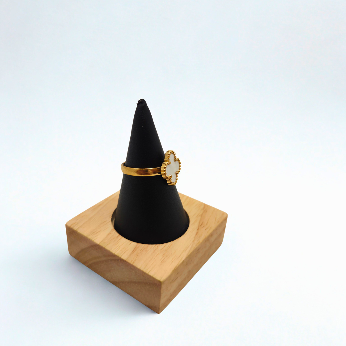 Anillo de Trébol Blanco Nácar con Borde Perlado 100% Acero Bañado en Oro 18K
