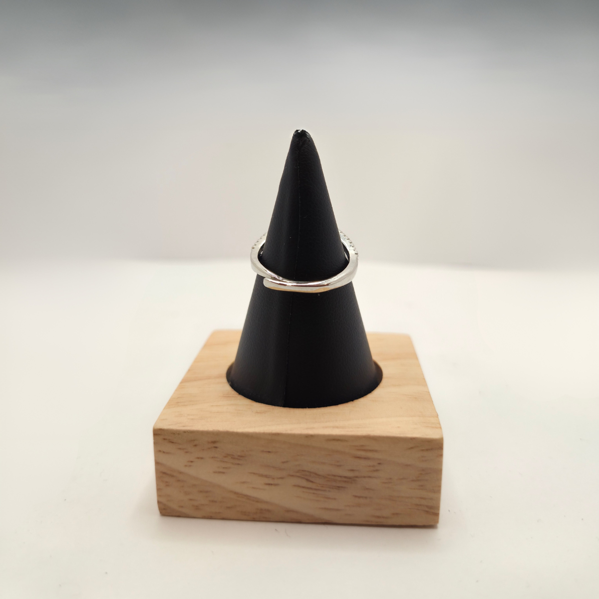 Anillo Ajustable "Versalles" con Circonita Cuadrada y Halo – Acero con Baño de Oro Blanco 18K