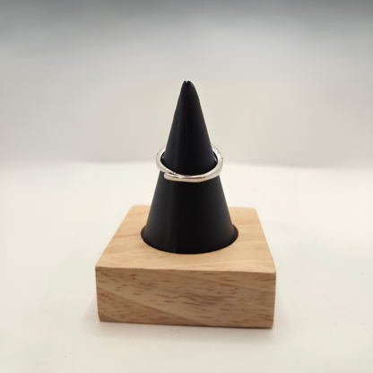 Anillo Ajustable "Versalles" con Circonita Cuadrada y Halo – Acero con Baño de Oro Blanco 18K