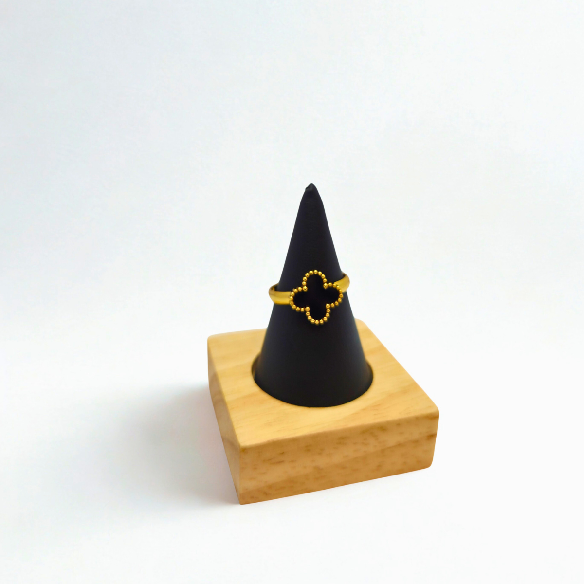 Anillo Ajustable de Trébol de Cuatro Hojas con Borde de Bolitas - 100% Acero Bañado en Oro 18K