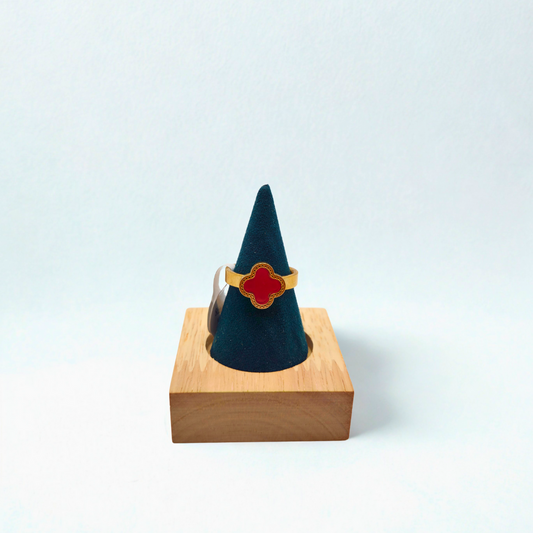 Anillo de Trébol Rojo con Borde Perlado 100% Acero Bañado en Oro 18K