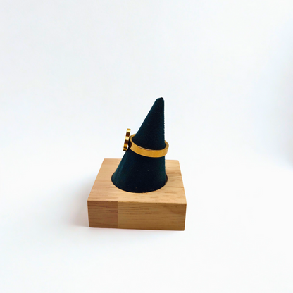 Anillo de Trébol Rojo con Borde Perlado 100% Acero Bañado en Oro 18K