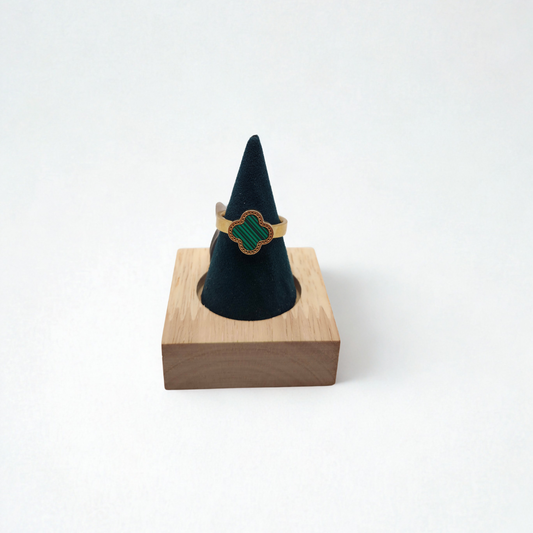 Anillo de Trébol Verde Malaquita con Borde Perlado 100% Acero Bañado en Oro 18K